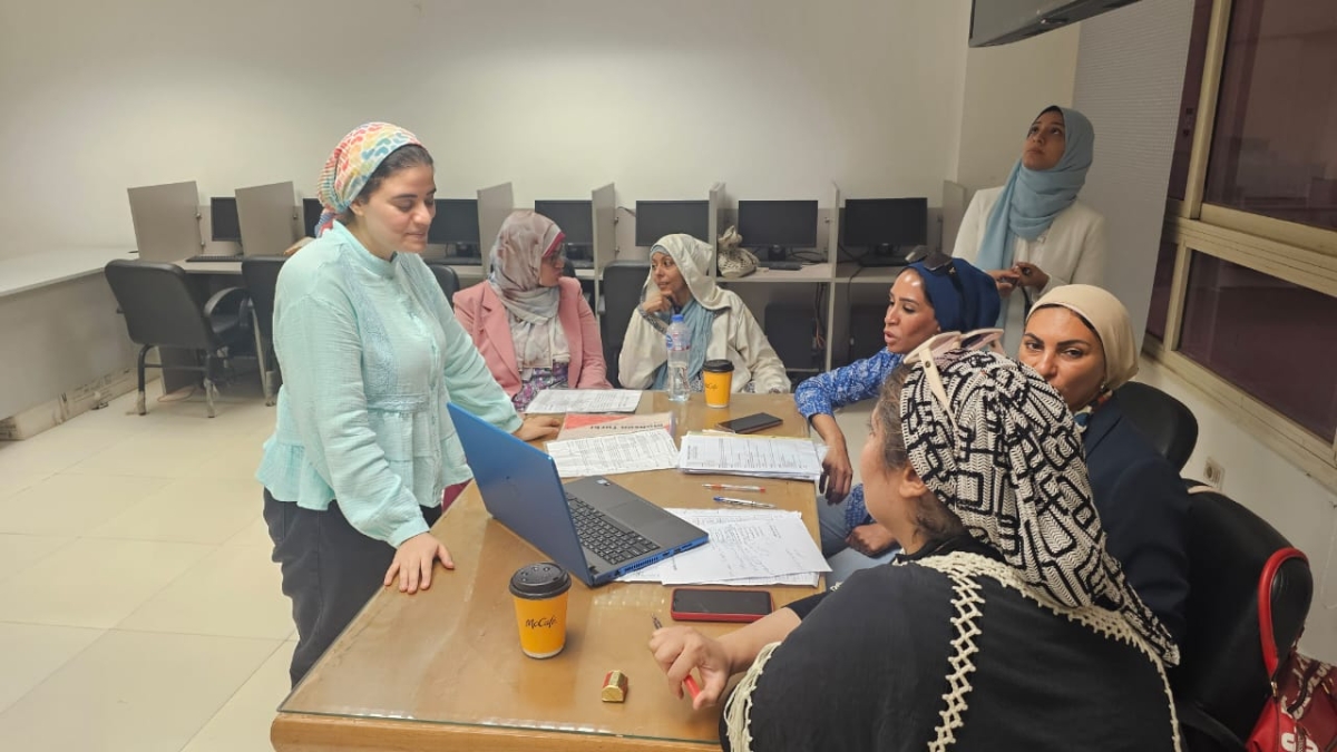 لجنة مناقشة المتقدمين للدرسات العليا بقسم الاعلان والطباعه والنشر