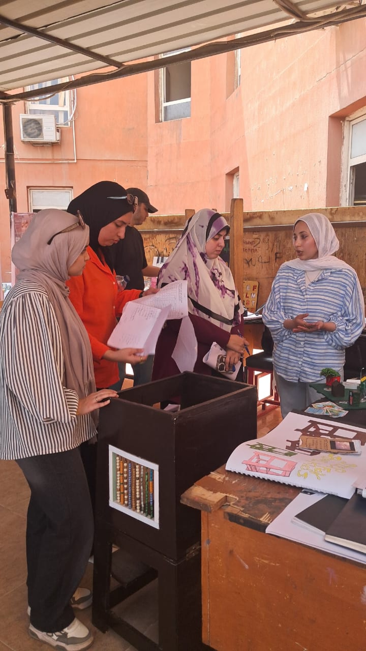 فاعليات تقييم مقرر رسم من الطبيعة (1) الفرقة الأولي بقسم التصميم الصناعي للعام الجامعي(2024-2025) الفصل الدراسي الثاني