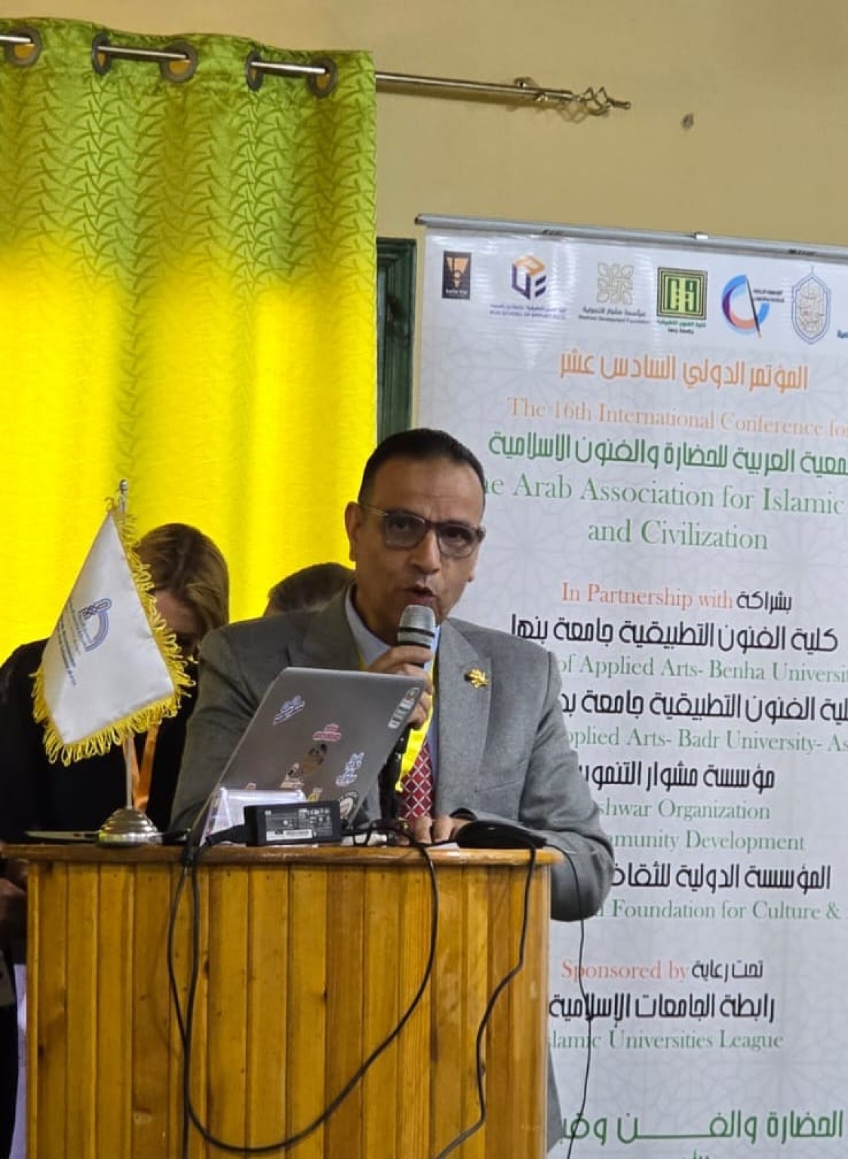 مشاركة السيد الاستاذ الدكتور / السيد انور الملقي القائم بعمل عميد الكلية للفنون التطبيقية جامعة بنها فى المؤتمر الدولى السادس عشر للجمعية العربيه للحضارة والفنون الاسلاميه بسيوه
