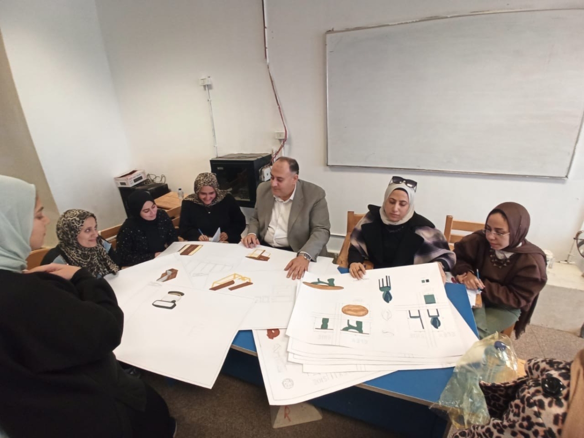 فعاليات تقييم مقرر تصميم اثاث(١) الفرقة الاولى بقسم التصميم الداخلي والاثاث اليوم الثلاثاء الموافق 16\12\2025