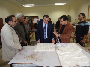 أ.د/ علي شمس الدين - رئيس جامعة بنها يتفقد قسم النحت بالكلية